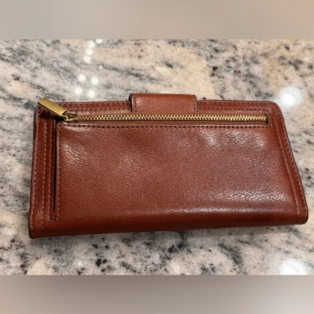 Fossil Women's Brown leather Wallet no stains or scratches